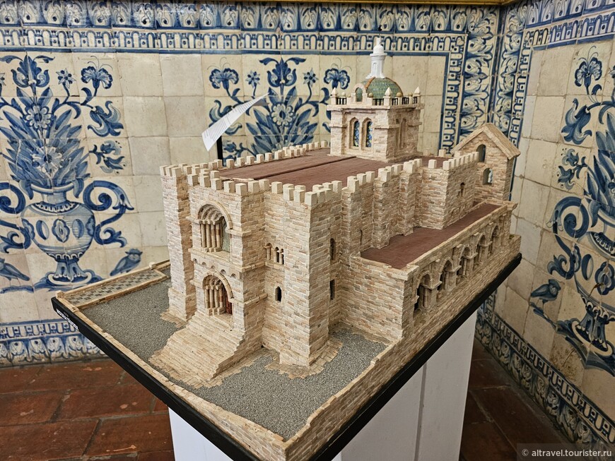 Макет Старого собора. Фото сделано в бывшем королевском дворце, где ныне - Университет.