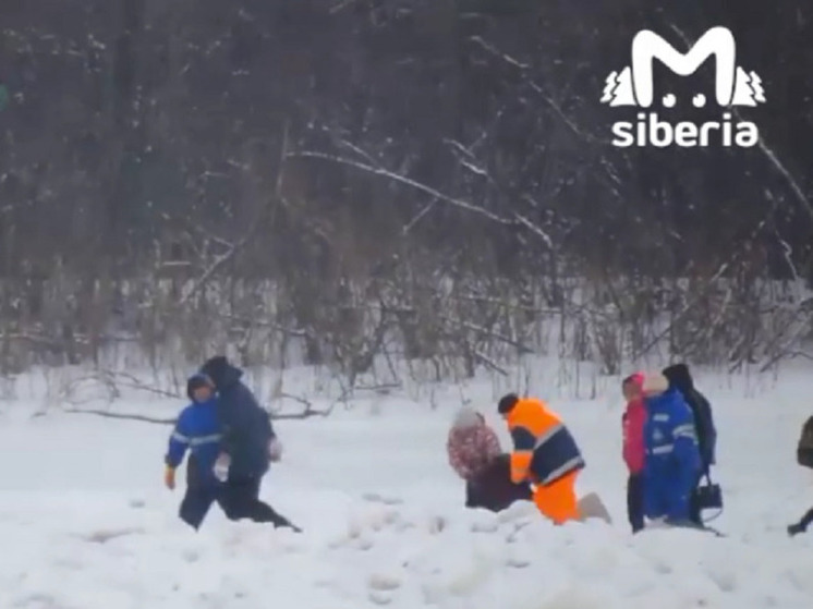 Пенсионерку из алтайского села пришлось везти на санях для оказания медпомощи