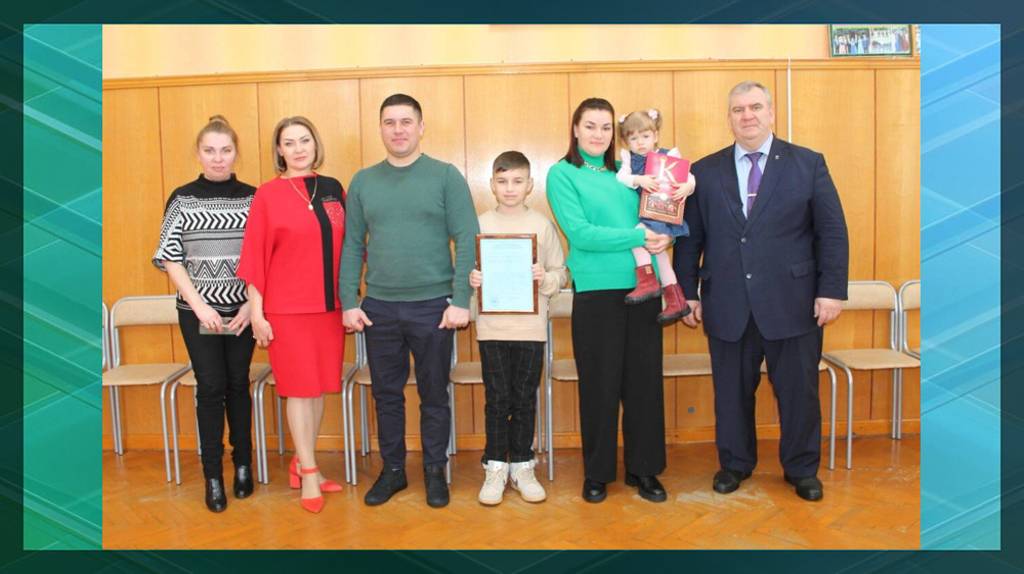 В Брасовском районе молодой семье вручили жилищный сертификат