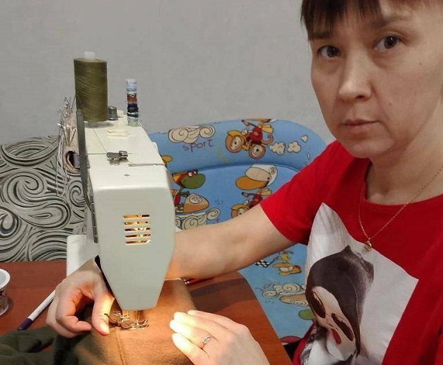Сотрудницы детского сада в Лаишевском районе шьют плащи и толстовки для бойцов