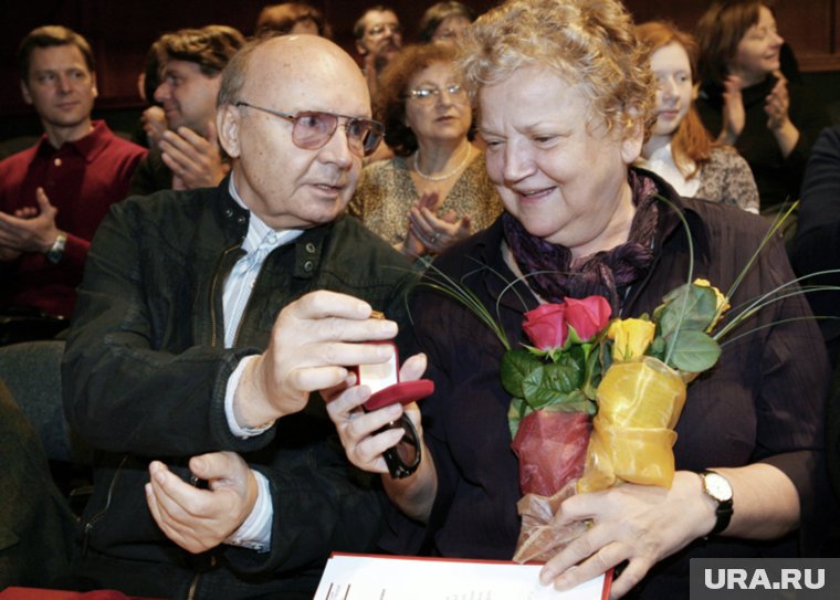 Актер Андрей Мягков с супругой Анастасией Вознесенской во время награждения ветеранов сцены в Московском художественном театре