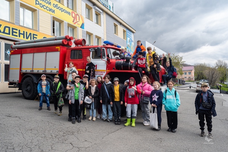 Учащиеся предпрофильного класса МЧС России пришли в гости к камчатским пожарным