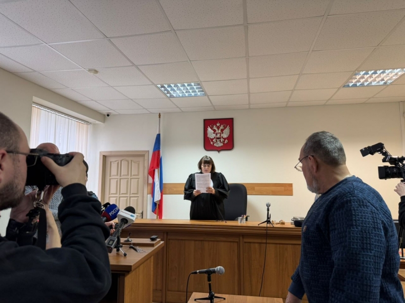 Судья зачитывает решение