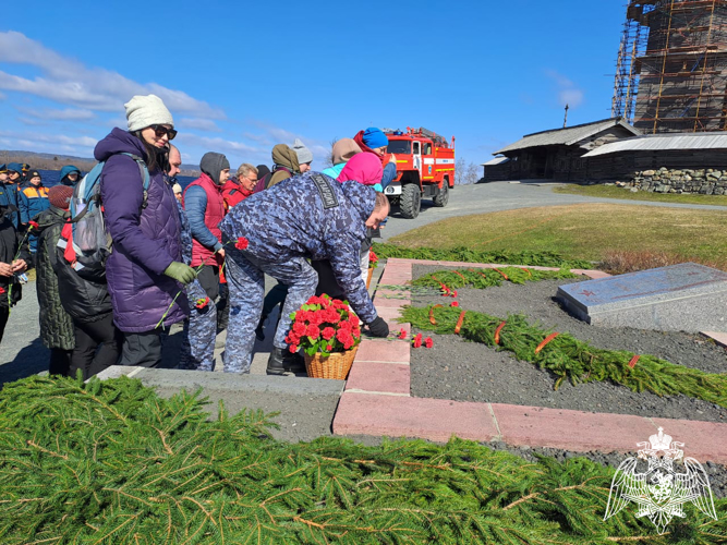 Представители вневедомственной охраны Росгвардии почтили память погибших солдат на острове Кижи