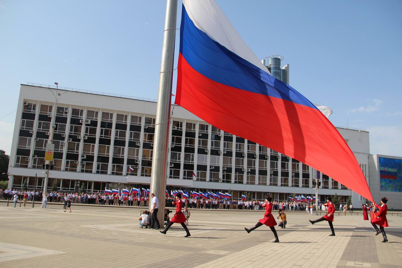 Краснодарский российская. Главная площадь Краснодара. Площадь Ленина Краснодар. Флаг Краснодара. Площади Краснодара фото.