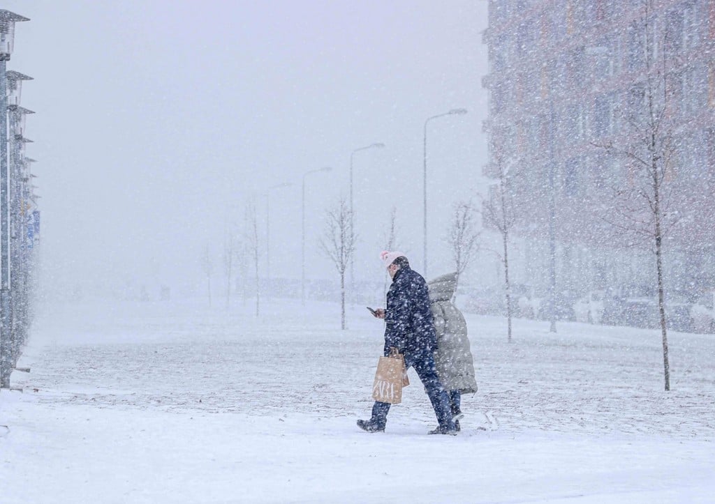 Лето было жарким а зима снежной. Сильный снегопад. Снегопад в Москве. Метель в Углегорск.