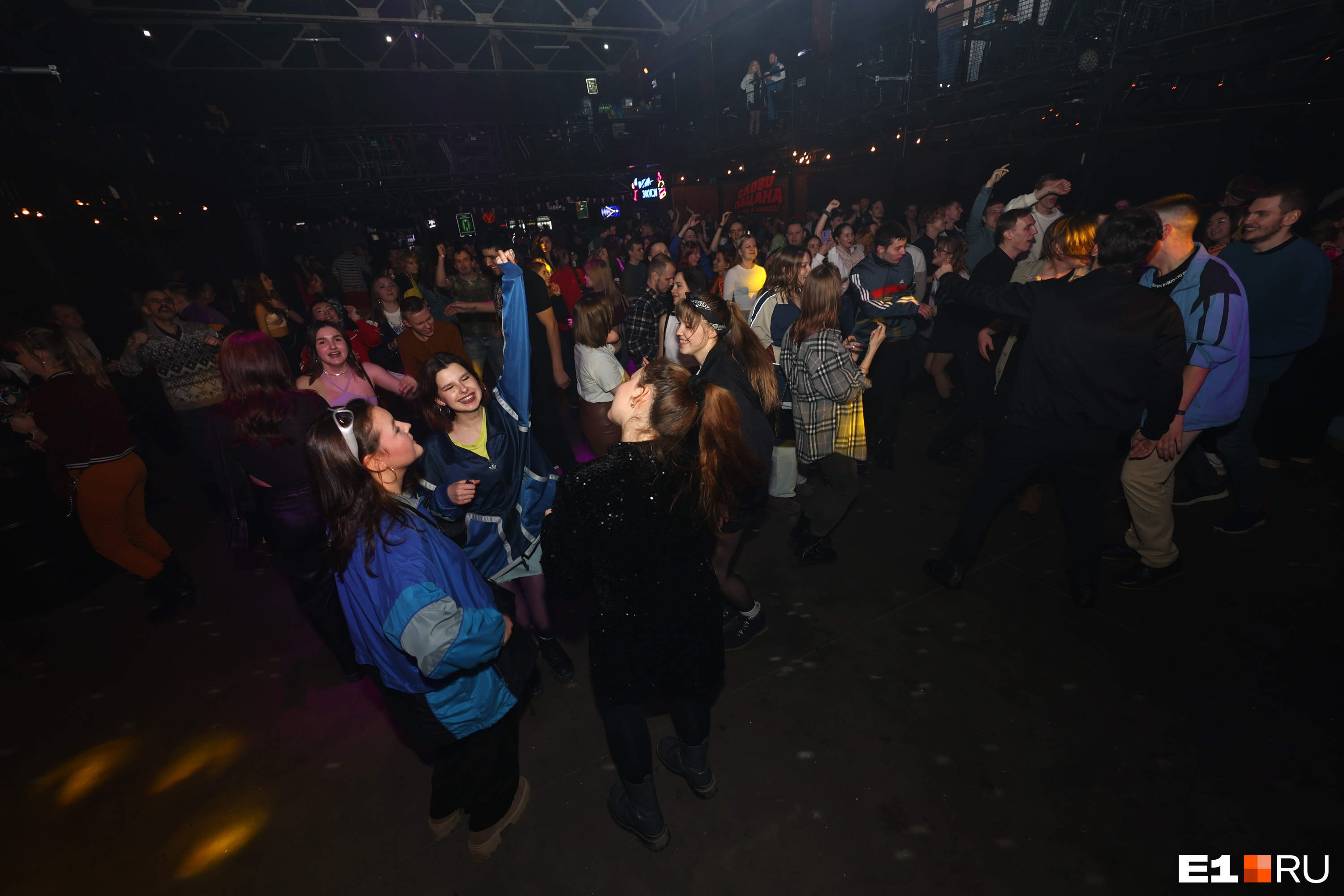 Вика и кристина танцы. Танец под песню я русский. Танцующий американский солдат. Газманов россия танец детей. Анжелика - жан-филипп делор.