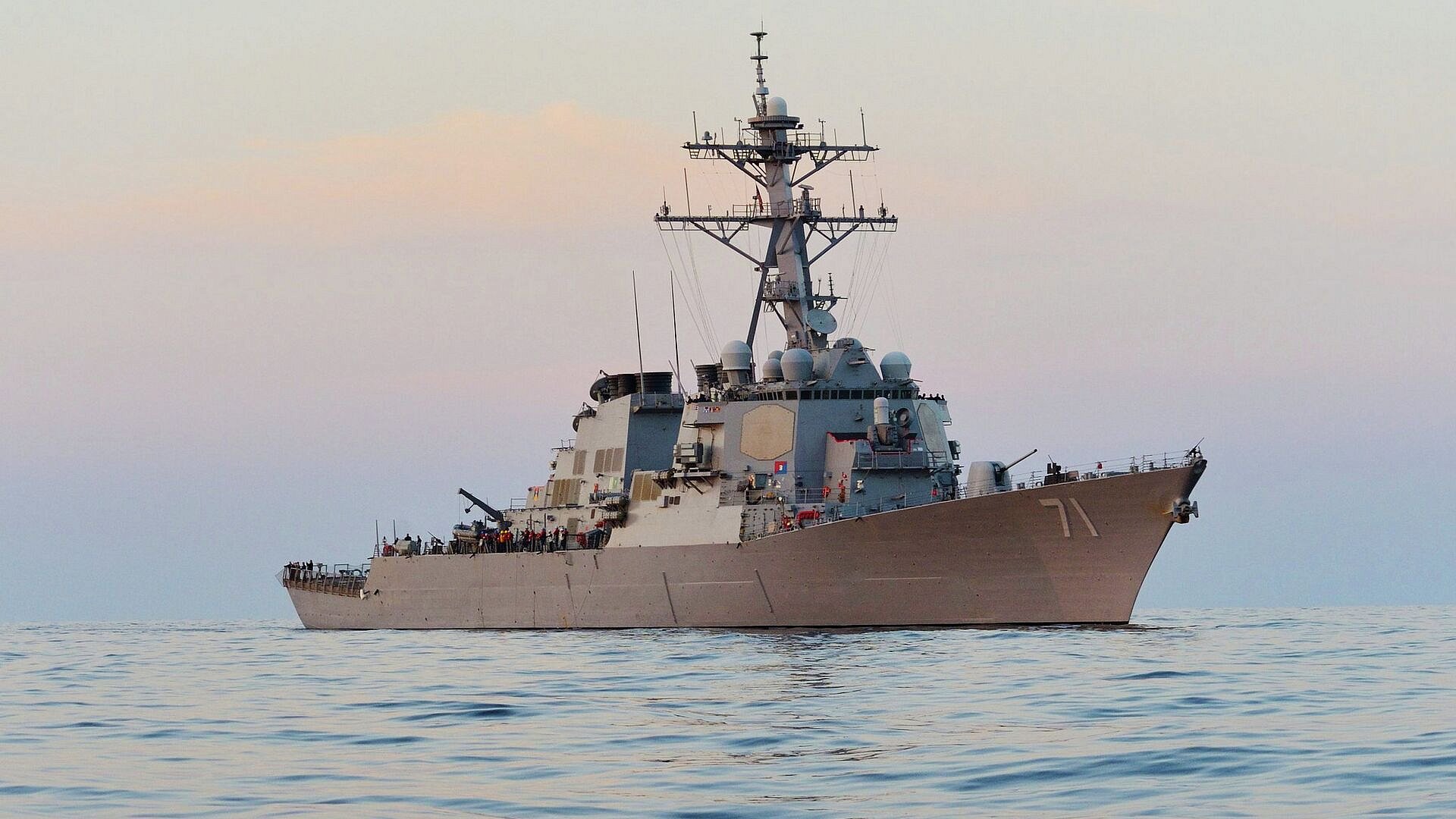 ВМС Ирана вынудили три американских эсминца покинуть Ормуз, пишут СМИ