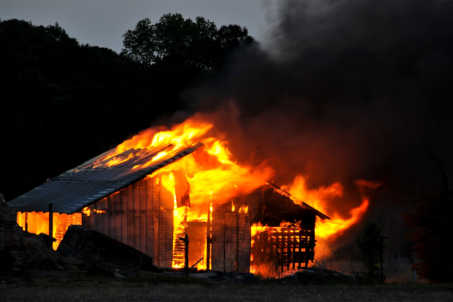 The house was fire. Дом в огне. Пожары на Руси. Поджог домов в Америке. Пожар в европейском.