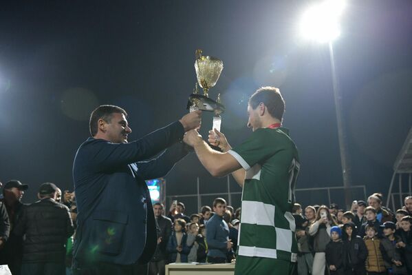 К концу матча "Нарт" отличился еще раз, установив окончательный счет 3:0. Кубок победителям вручил вице-президент Беслан Бигвава. - Sputnik Абхазия