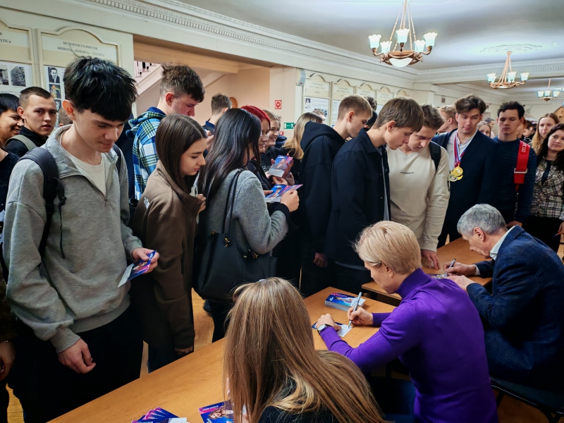 В конце встречи в холле университета прошла автограф-сессия