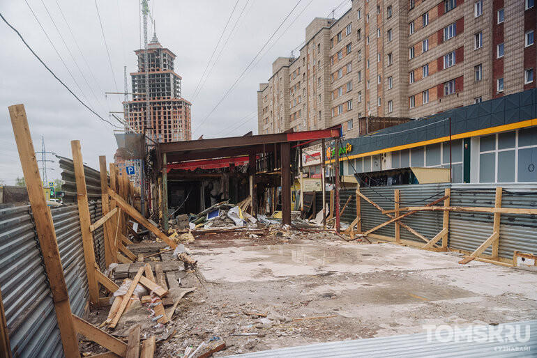Павильон торговцев фруктами и связью сносят на Нахимова в Томске