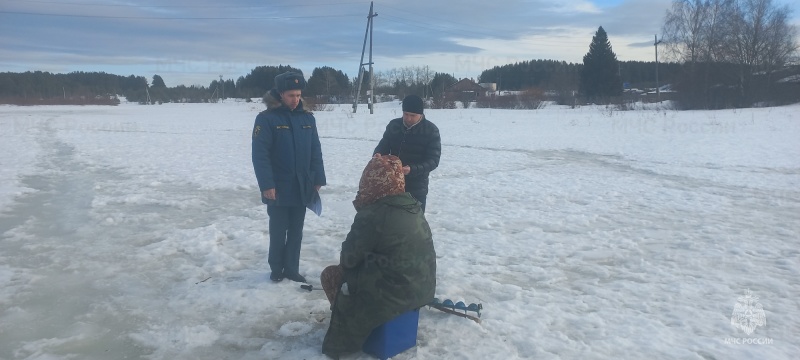 Свердловские огнеборцы ежедневно напоминают горожанам о безопасности на водных объектах