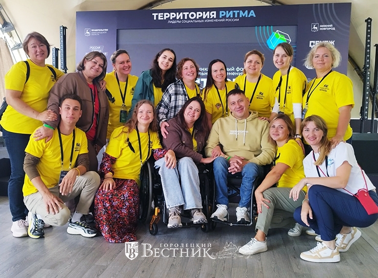 Инициатор форума Роман Пономаренко (в центре) и команда № 2