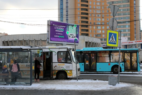 Автобус зеркалом снёс остановку в Санкт-Петербурге