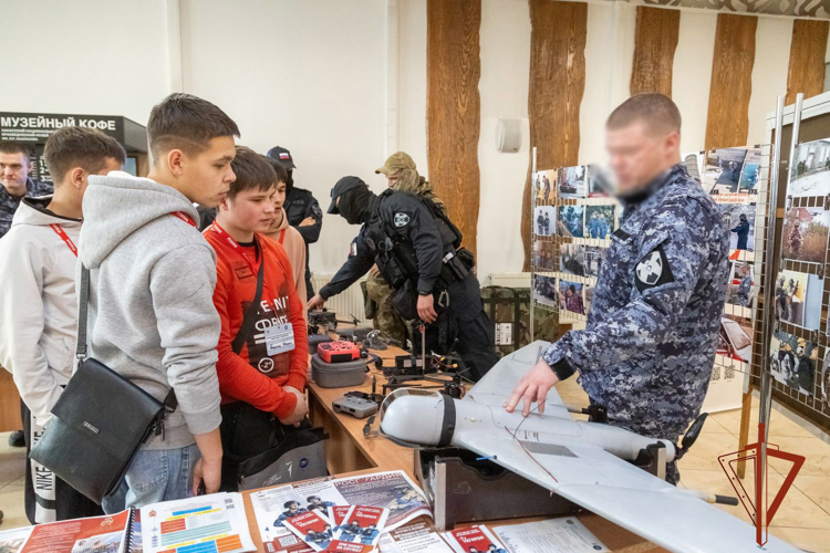 В Хакасии росгвардейцы презентовали свои профессии на профориентационном мероприятии 