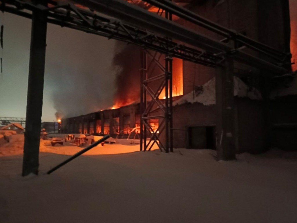 Без пострадавших — и это главное: спасатели потушили масштабный пожар на складе в Протвине