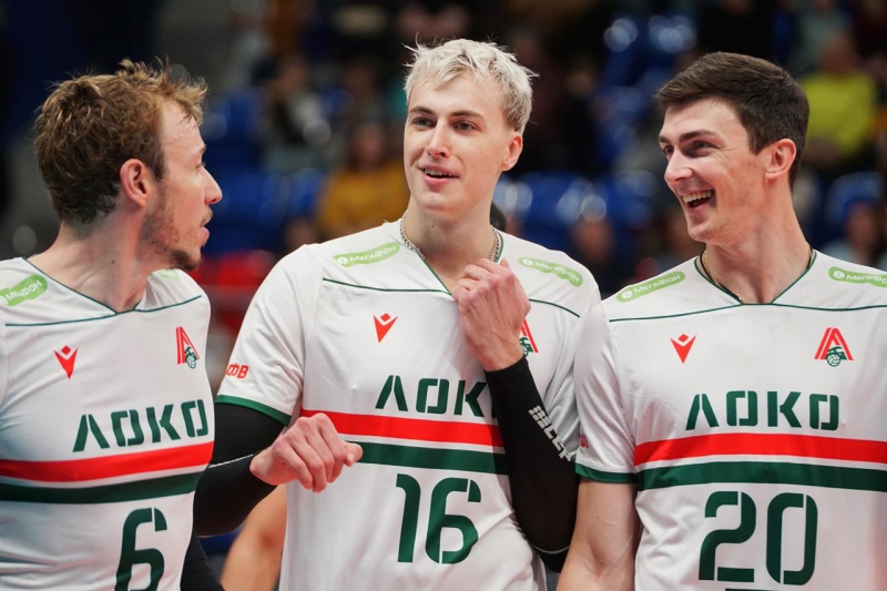 Выпускники СГУПСа Дмитрий Лысик (№16), Ильяс Куркаев (№20). в волейбольном Локомотиве