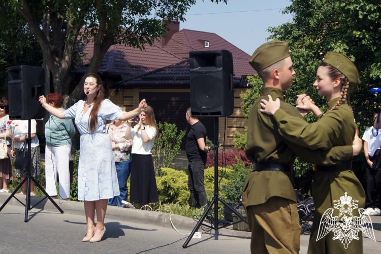 Росгвардейцы в Ростове-на-Дону поздравили ветерана Великой Отечественной войны со 100-летием (видео)