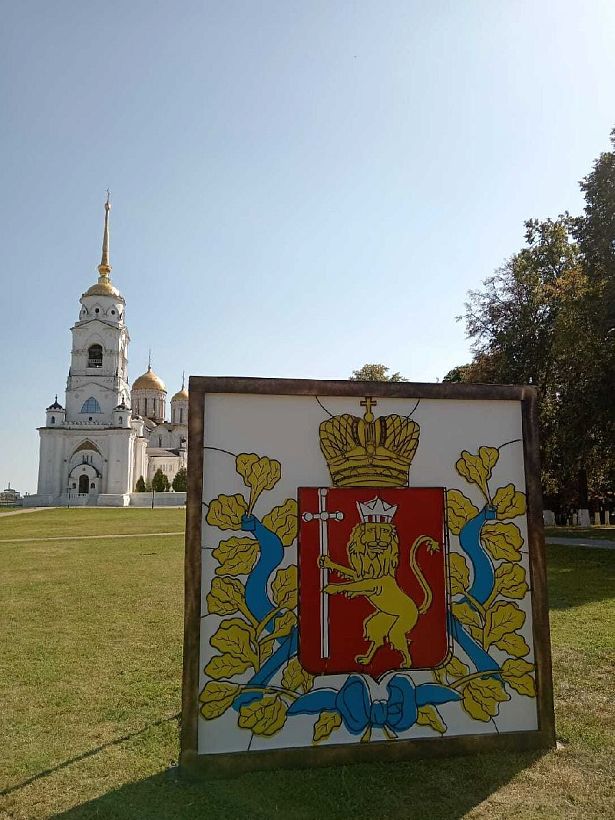 Мастер по металлу Анастасия Фоменко подарила Владимиру на День города огромный герб 
