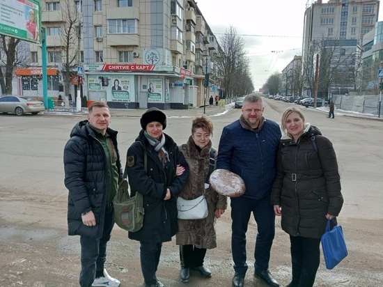 Муку, рис и окопные свечи передали в Луганск члены Общественной палаты Краснодара