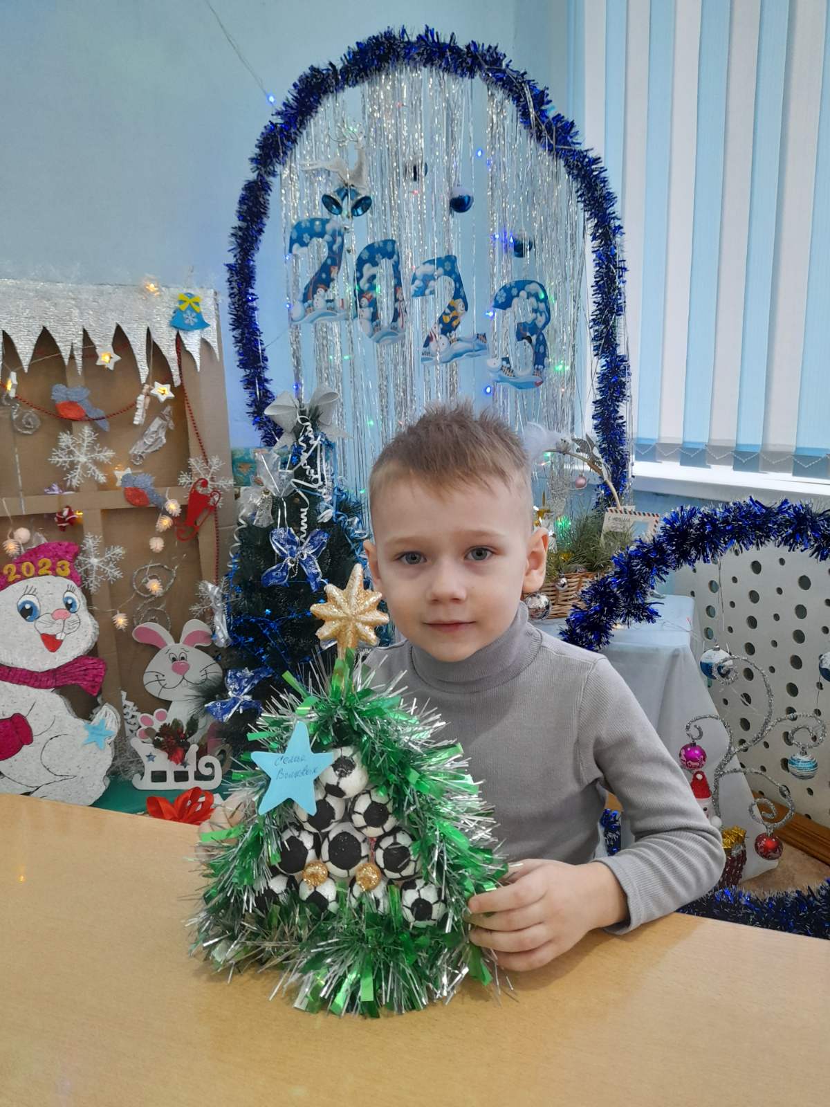 Елочные игрушки на тему футбола для детей. Детские игрушки на новый год. Футбольный мяч из фетра. Объемный футбольный мяч. Игрушки на новый год детям.