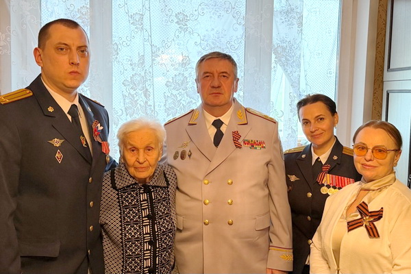 Начальник ГУФСИН России по г. Москве Сергей Мороз поздравил ветерана Великой Отечественной войны и уголовно-исполнительной системы Ираиду Васильевну Гвоздеву с Днем Победы
