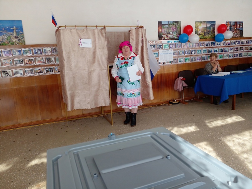 В Тужинском районе избирательницы пришли на выборы с народных костюмах