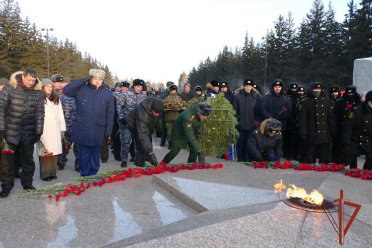 Память героев: Росгвардейцы Омска почтили павших защитников Отечества в Парке Победы