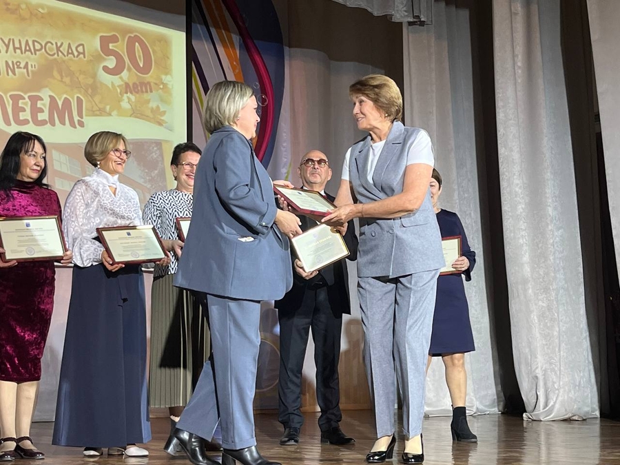 Сразу две школы Коммунара отметили юбилеи