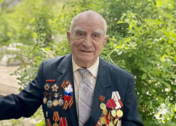 Росгвардейцы из Волгограда поздравили участника Великой Отечественной войны с предстоящим праздником