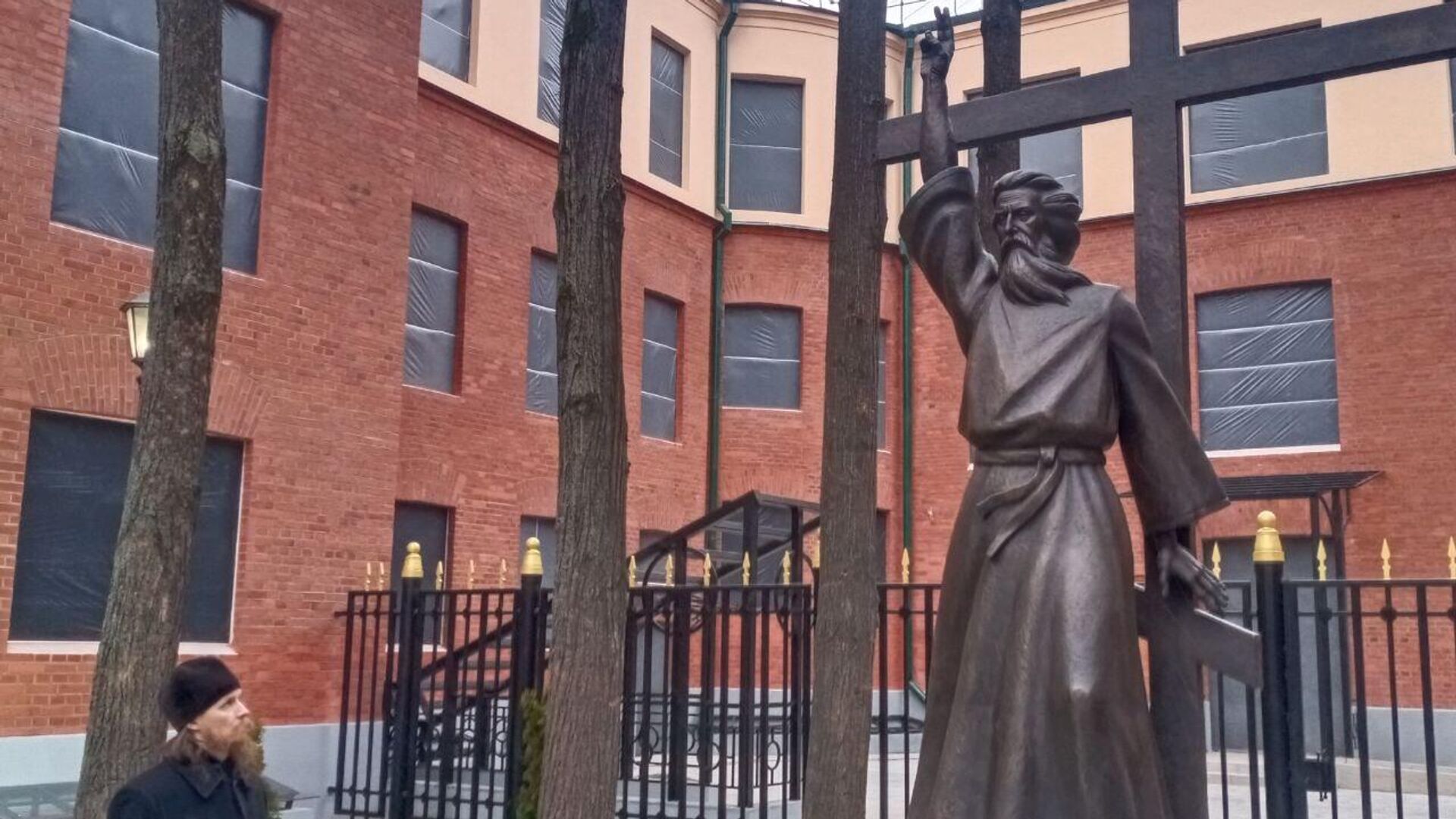 В москве установлен первый. Первый светофор в москве 1929 год. Первый светофор появился в 1929 году в москве. Первый светофор в англии. Памятник курьеру в москве.