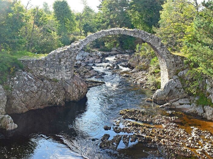 13. Этому мосту исполнилось 306 лет! Неудивительно, что деревня Каррбридж, Шотландия, названа в его честь