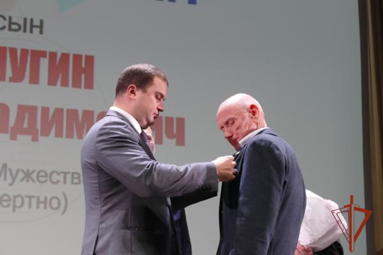 В Омске вручили награду общественного признания отцу сотрудника СОБР, погибшего на СВО