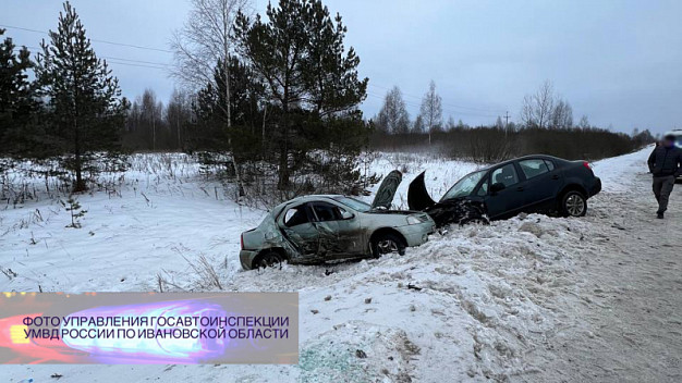 В Шуйском районе две машины опрокинулись в кювет