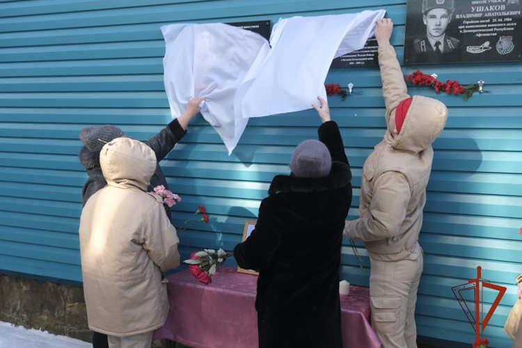 Накануне Дня защитника Отечества в Горно-Алтайске установили мемориальную доску росгвардейцу, погибшему в ходе специальной военной операции