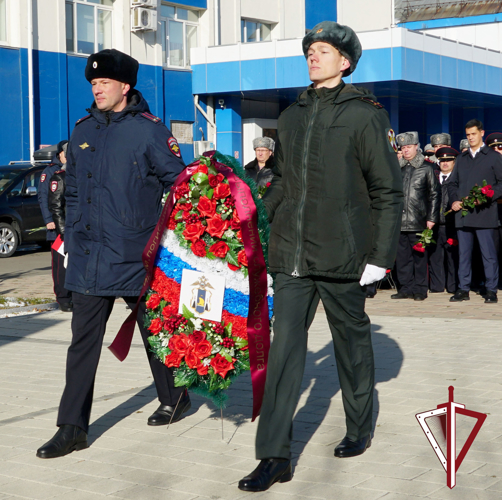 Росгвардейцы почтили память сотрудников органов внутренних дел, погибших при исполнении служебного долга