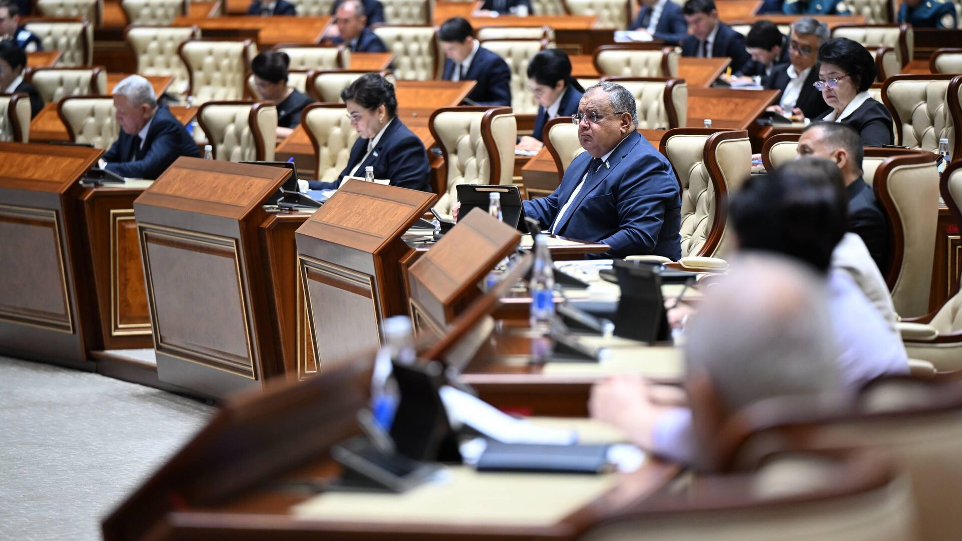 На пятнадцатом пленарном заседании Сената Олий Мажлиса одобрили Закон О внесении дополнений и изменений в Кодекс Республики Узбекистан об административной ответственности - Sputnik Узбекистан, 1920, 18.05.2026