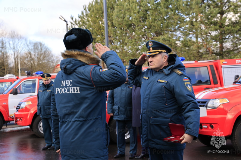 Александр Куренков в Тверской области открыл пожарно-спасательную часть и вручил ключи от новой техники