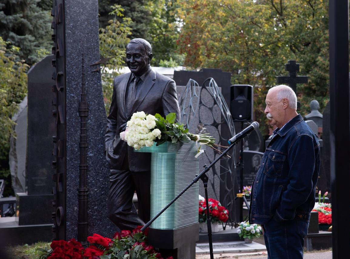 Александру Маслякову поставили памятник на Новодевичьем кладбище