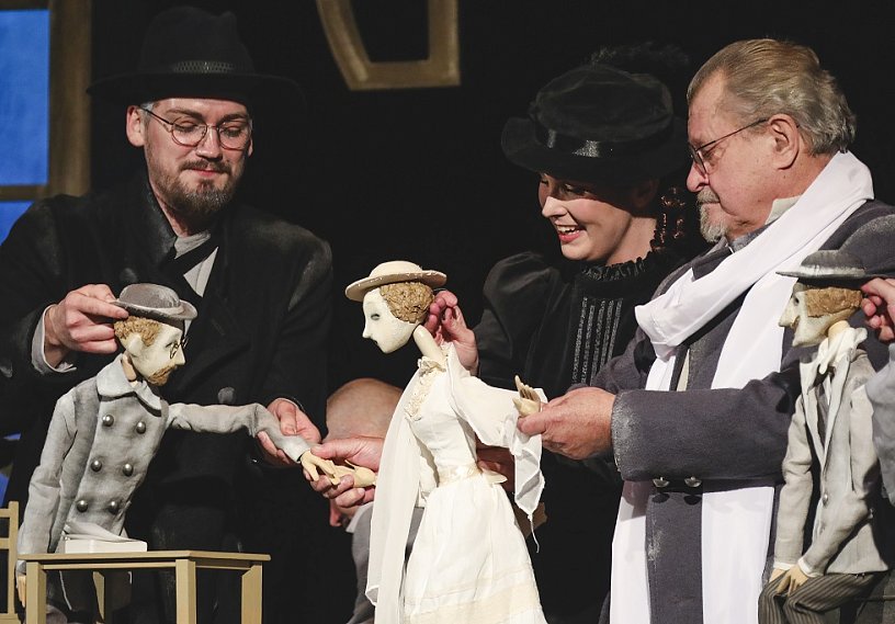 Мурманский областной театр кукол показал спектакль по рассказам Чехова в Губкине 