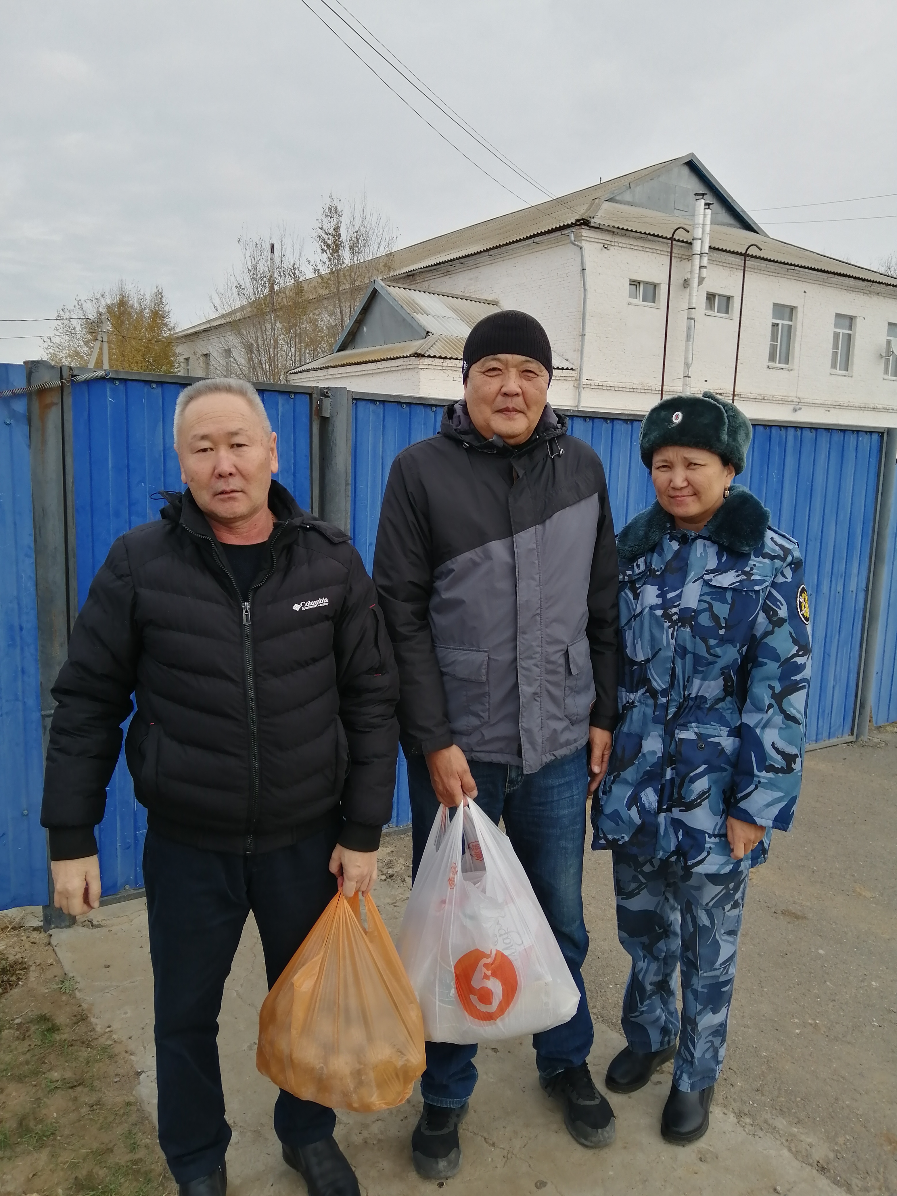 Сотрудники ИК-2 УФСИН России по Республике Калмыкия посетили ветеранов учреждения на дому