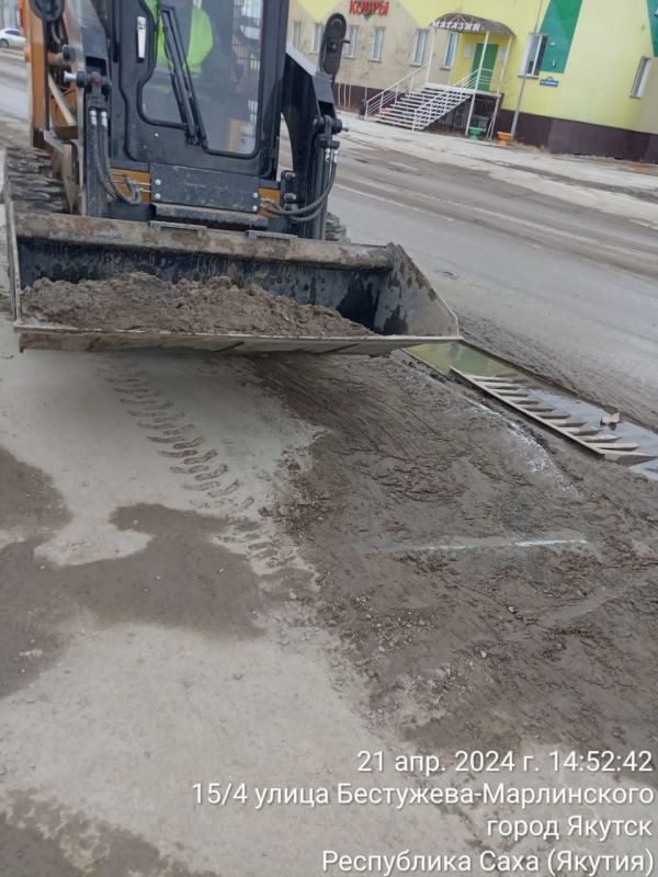 Работа подрядчика по очистке тротуаров по улице Бестужева-Марлинского в Промышленном округе