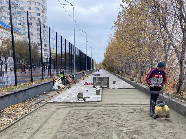 В Центральном районе началась укладка плитки на благоустраиваемом участке верхней террасы набережной 