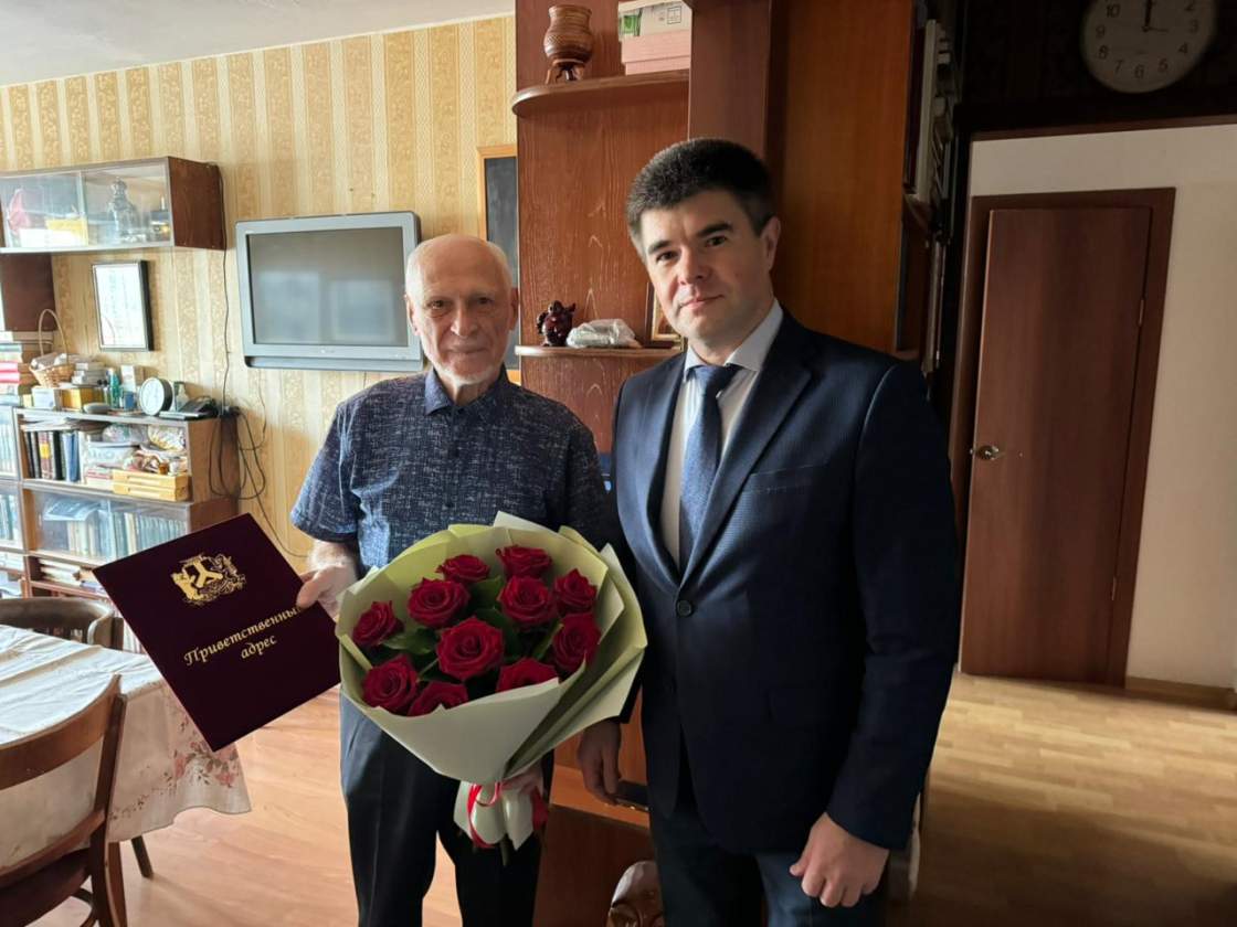 Почётного гражданина Хабаровска и заслуженного архитектора РФ Николая Крадина поздравили с юбилеем сотрудники мэрии