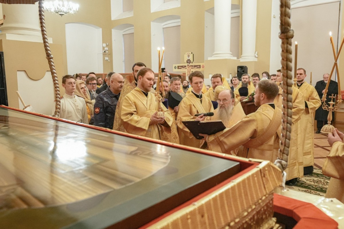 В день памяти благоверного князя Александра Невского глава Санкт-Петербургской митрополии совершил Литургию в Александрo-Невской лавре