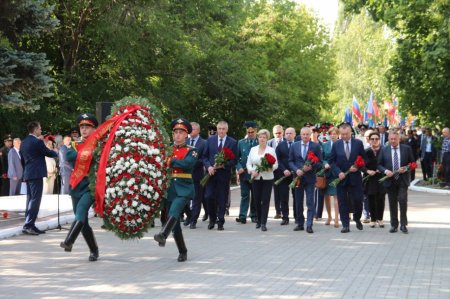  В День памяти и скорби в Саратове возложили цветы на Воскресенском кладбище
