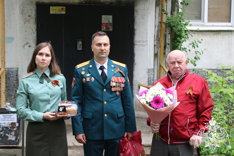 В преддверии Дня Победы Липецкие Росгвардейцы поздравили ветерана