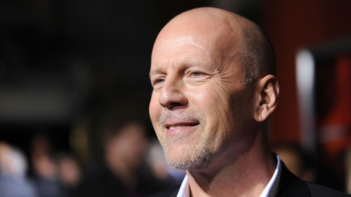 Брюс уиллис болезнь 2024. Брюс Уиллис. Bruce Willis сейчас. Брюс Уиллис болезнь. Брюс Уиллис деменция.