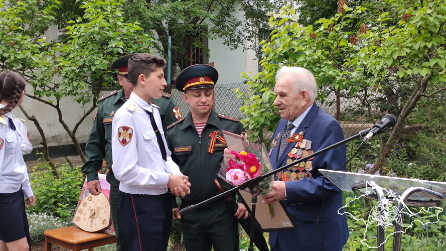 В Севастополе росгвардейцы провели акцию «Парад у дома ветерана»